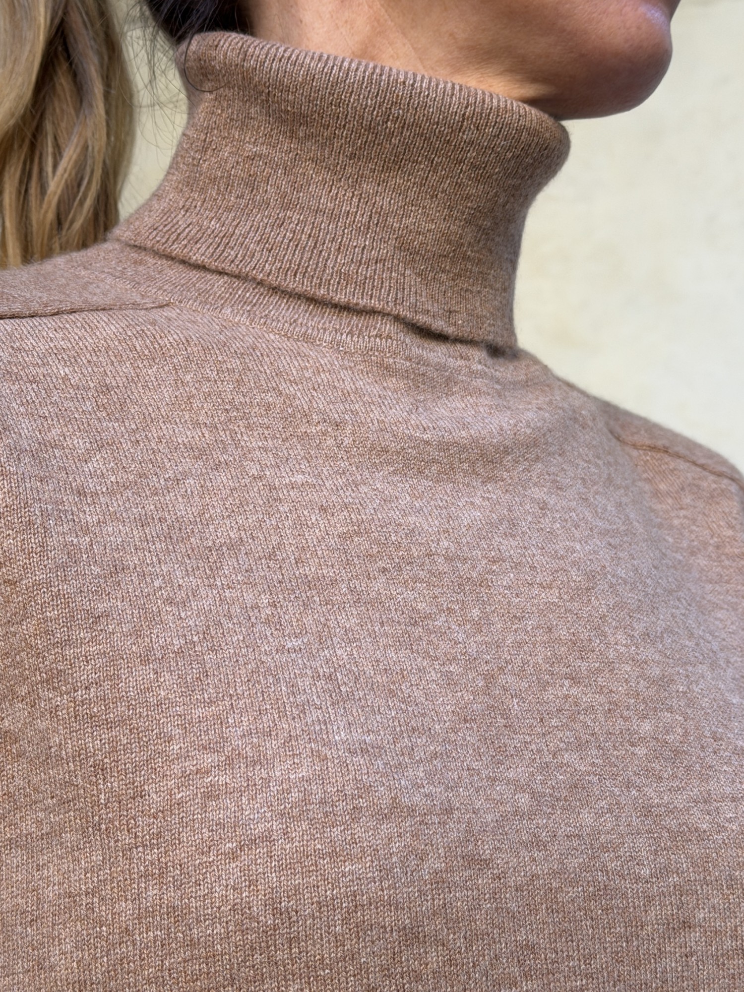 Dolcevita di cashmere Cammello